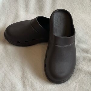 OOFOS Slip-On Shoes in Dark Brown - EU 40 (Men Size 7/Women Size 9)